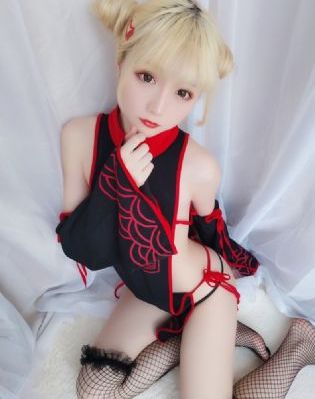 刷子刷女生子脚底心羽毛